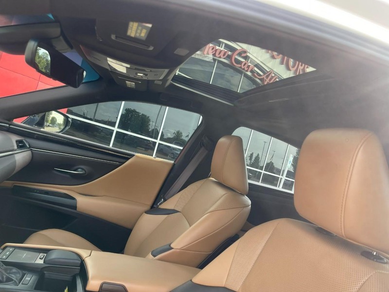 Lexus ES Vehicle Image 23