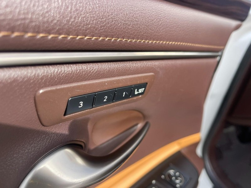 Lexus ES Vehicle Image 25