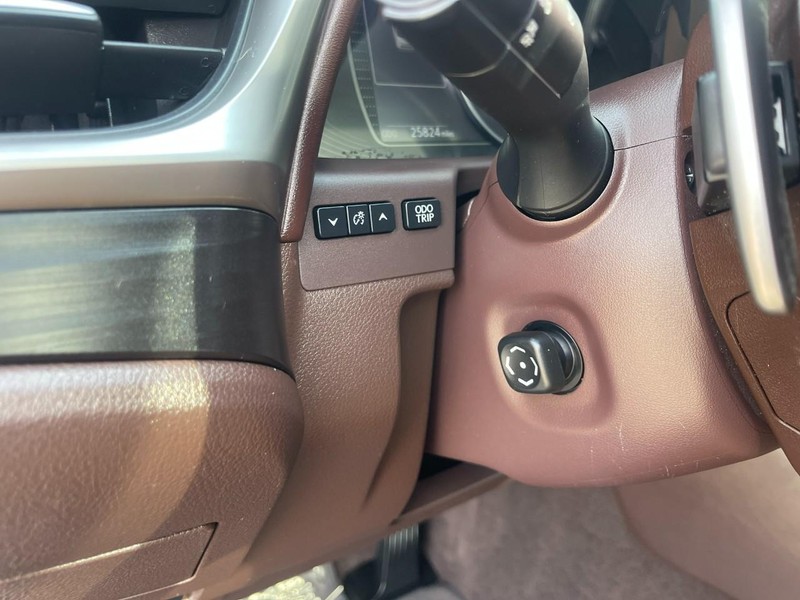 Lexus ES Vehicle Image 26