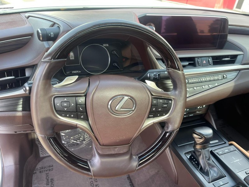 Lexus ES Vehicle Image 27