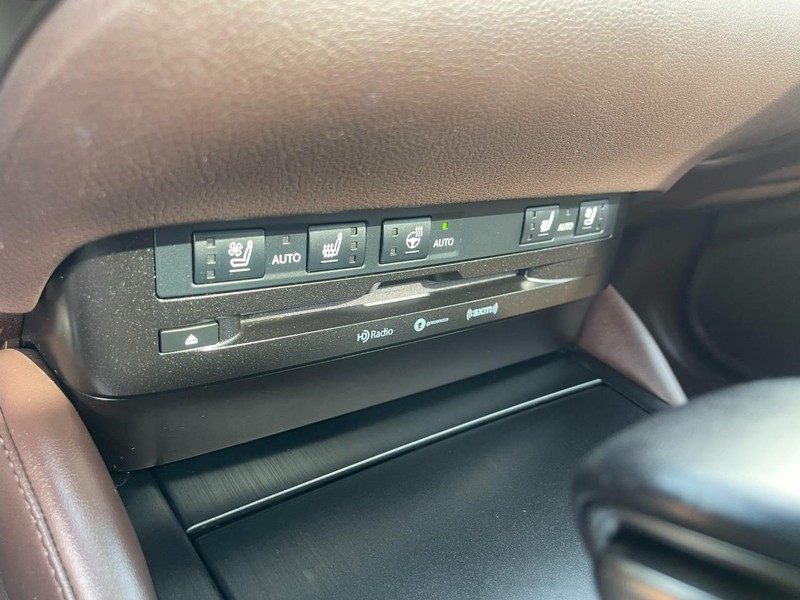 Lexus ES Vehicle Image 29