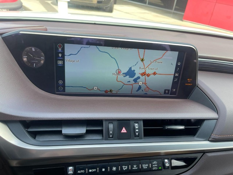 Lexus ES Vehicle Image 30