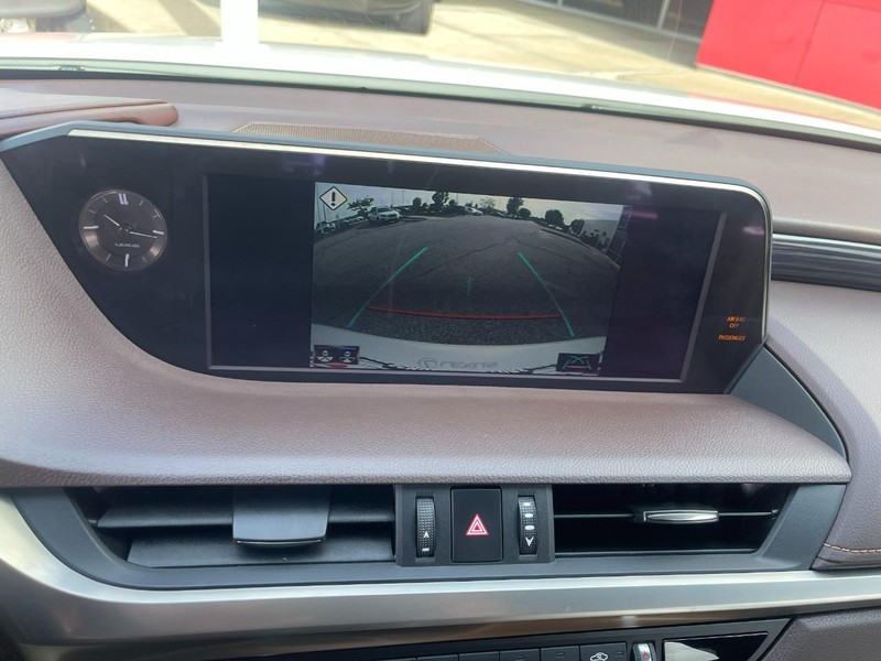 Lexus ES Vehicle Image 31