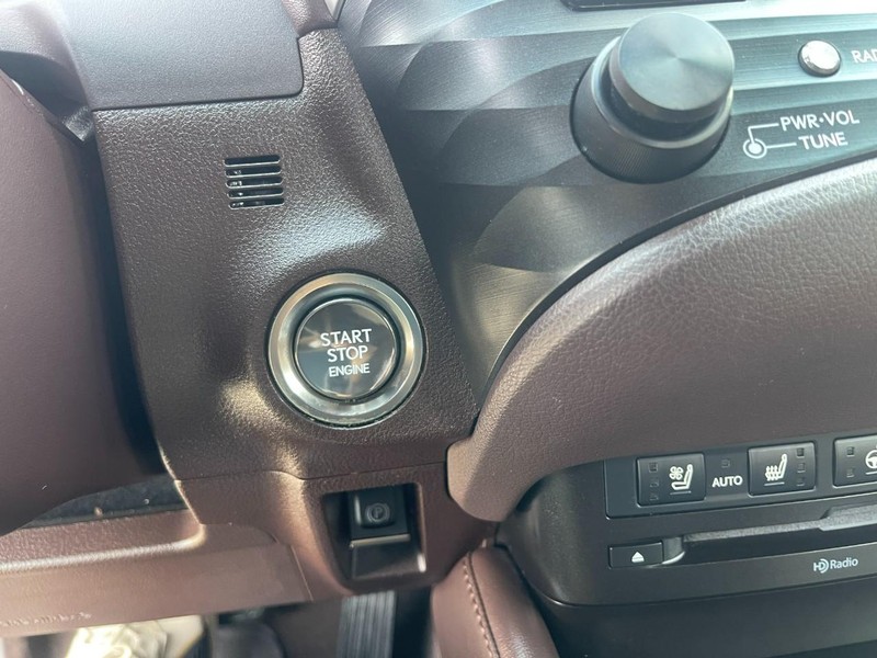 Lexus ES Vehicle Image 32