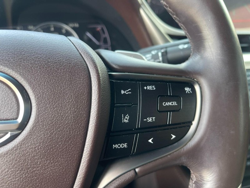 Lexus ES Vehicle Image 34