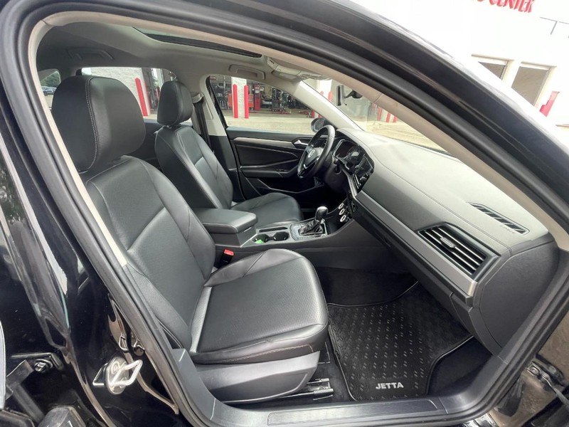 Volkswagen Jetta Vehicle Image 11