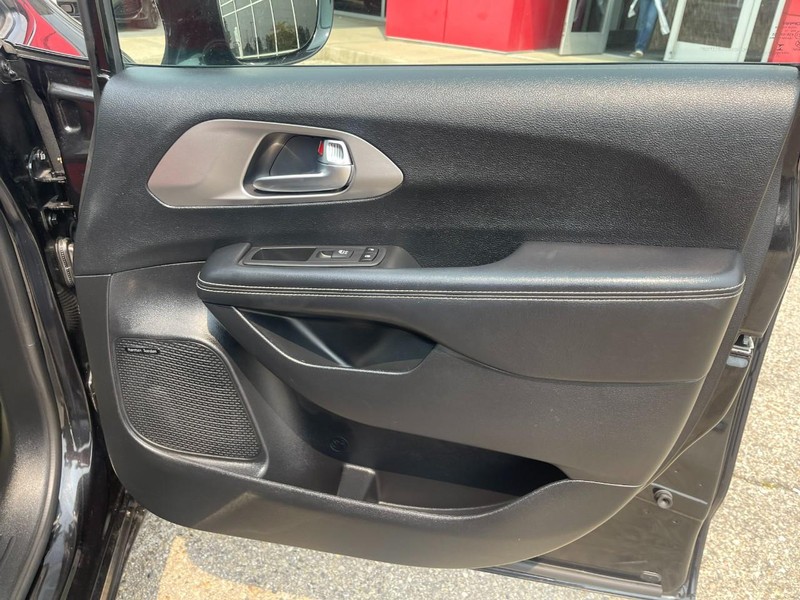 Chrysler Pacifica Vehicle Image 13