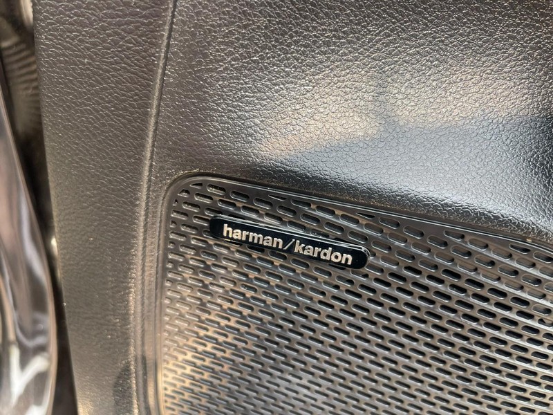 Chrysler Pacifica Vehicle Image 14