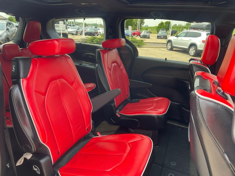 Chrysler Pacifica Vehicle Image 15