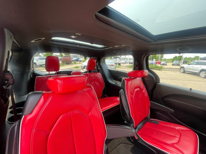 Chrysler Pacifica Vehicle Image 16