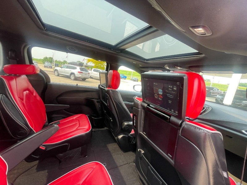 Chrysler Pacifica Vehicle Image 17