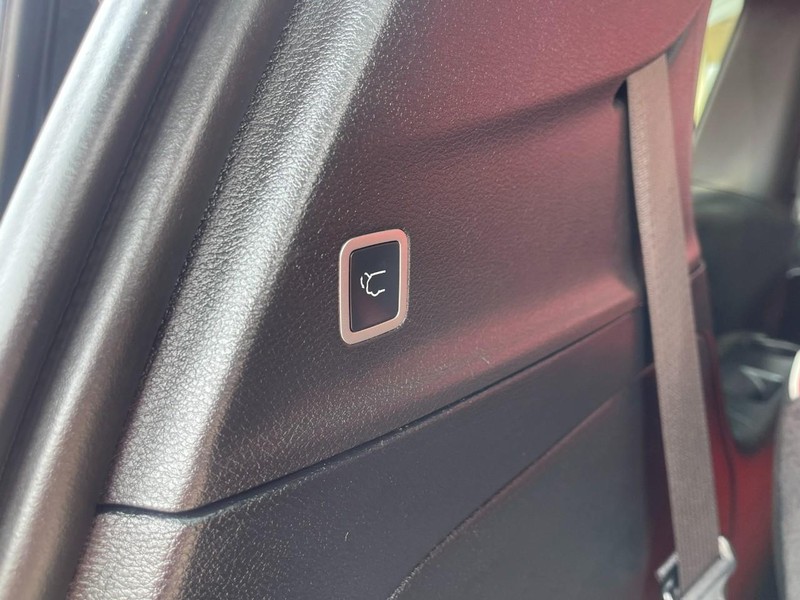 Chrysler Pacifica Vehicle Image 21