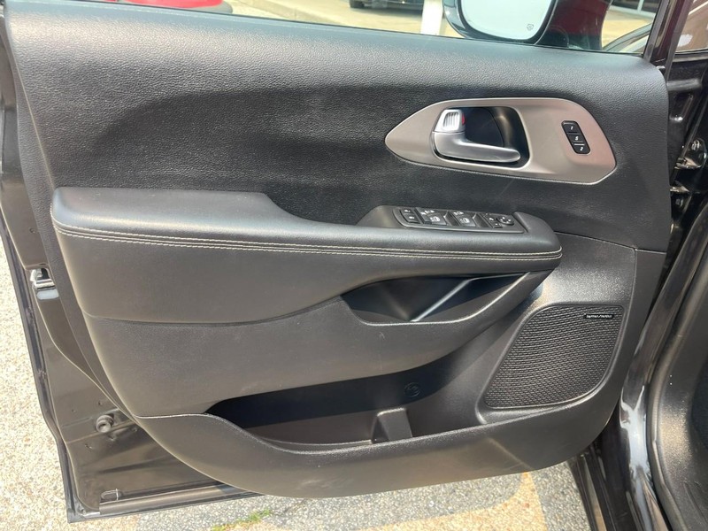Chrysler Pacifica Vehicle Image 25