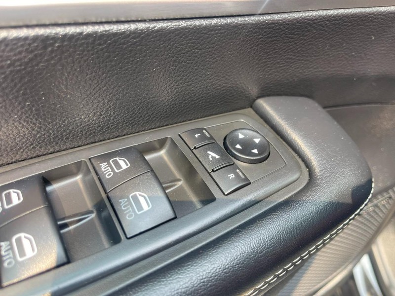 Chrysler Pacifica Vehicle Image 26
