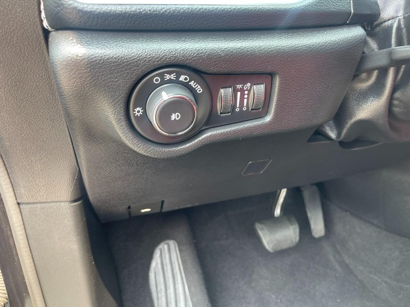 Chrysler Pacifica Vehicle Image 28