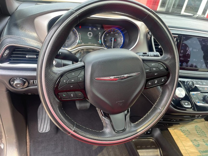 Chrysler Pacifica Vehicle Image 29