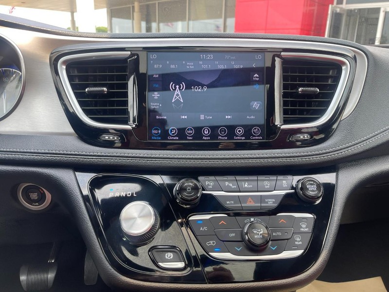Chrysler Pacifica Vehicle Image 30