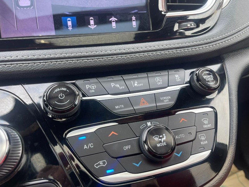Chrysler Pacifica Vehicle Image 34