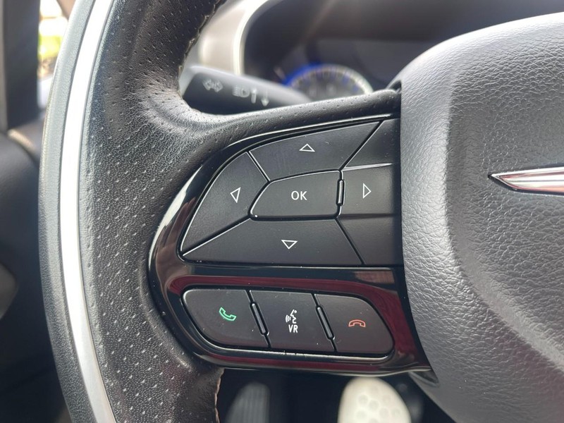 Chrysler Pacifica Vehicle Image 35