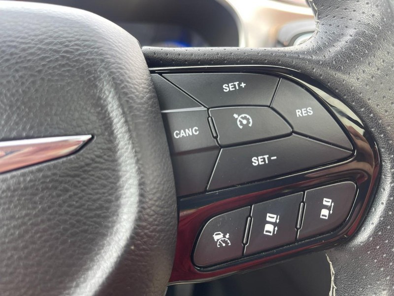Chrysler Pacifica Vehicle Image 36