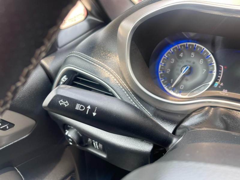 Chrysler Pacifica Vehicle Image 37