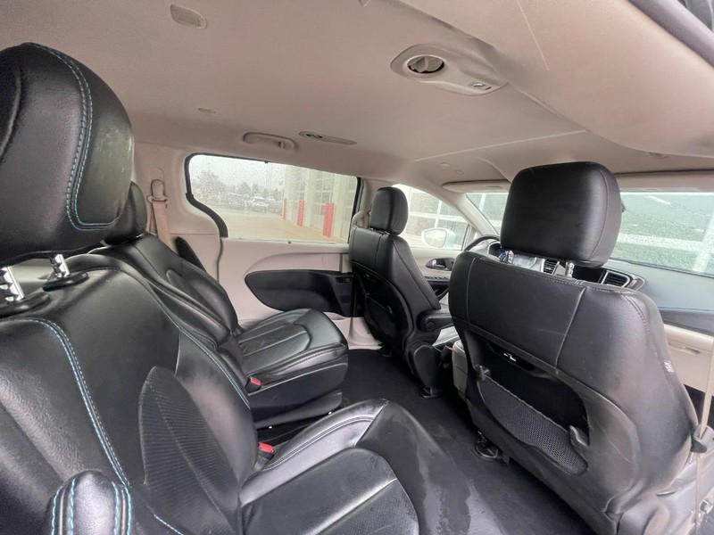 Chrysler Pacifica Vehicle Image 05