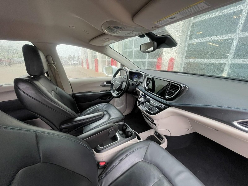 Chrysler Pacifica Vehicle Image 06
