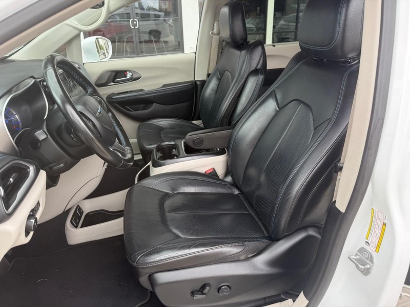 Chrysler Pacifica Vehicle Image 09
