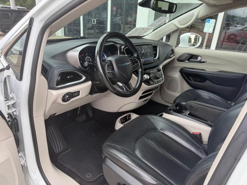 Chrysler Pacifica Vehicle Image 10