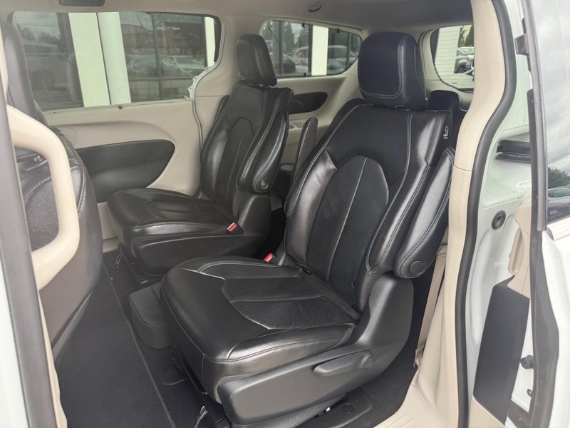 Chrysler Pacifica Vehicle Image 11