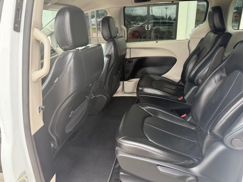 Chrysler Pacifica Vehicle Image 12
