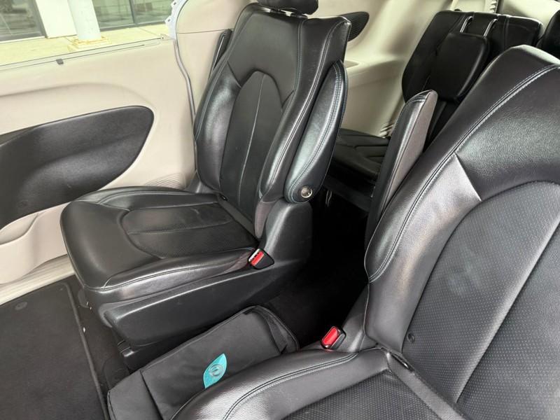 Chrysler Pacifica Vehicle Image 13