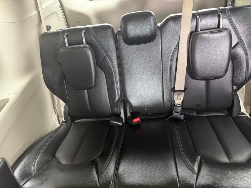 Chrysler Pacifica Vehicle Image 14
