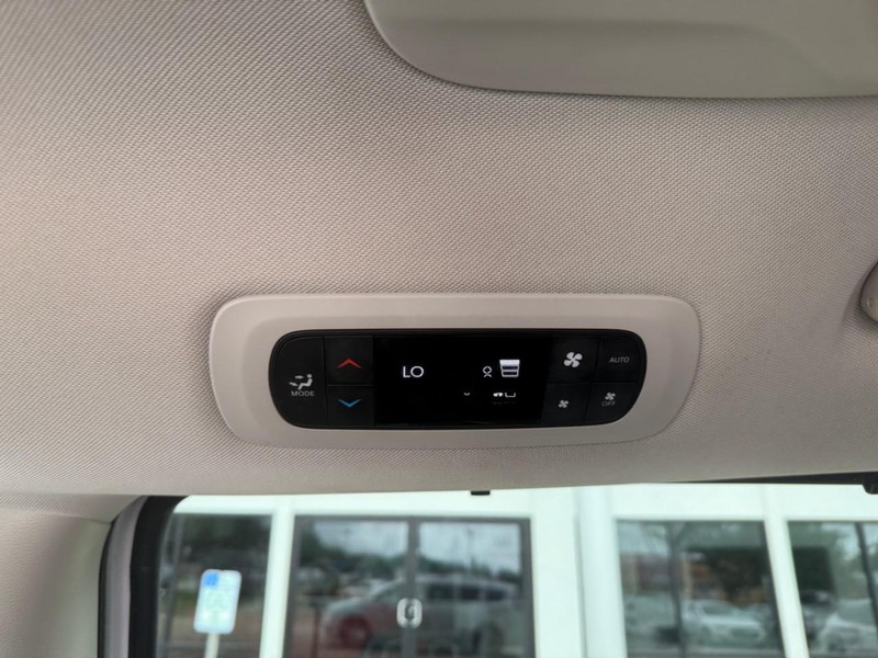 Chrysler Pacifica Vehicle Image 15