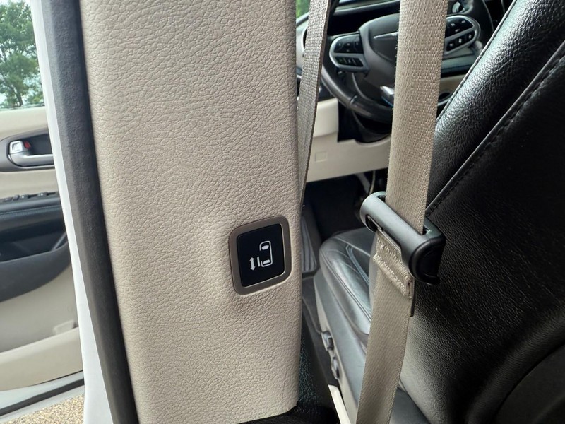 Chrysler Pacifica Vehicle Image 16