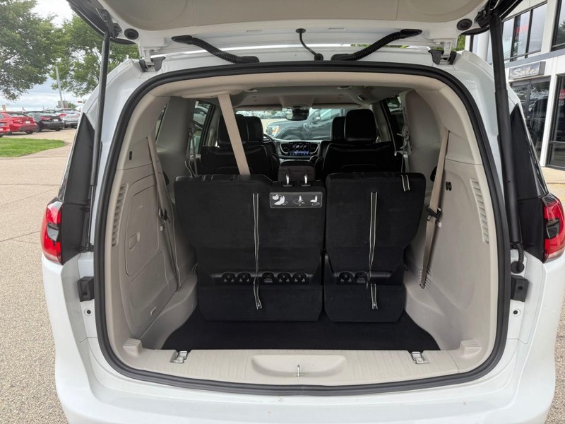 Chrysler Pacifica Vehicle Image 17