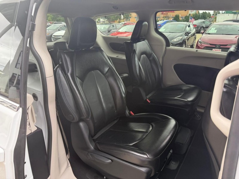 Chrysler Pacifica Vehicle Image 19