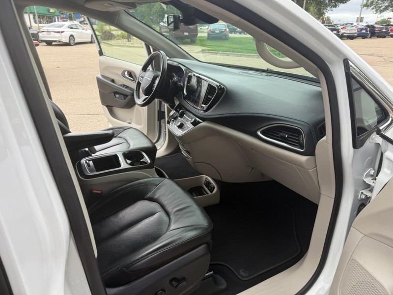 Chrysler Pacifica Vehicle Image 20