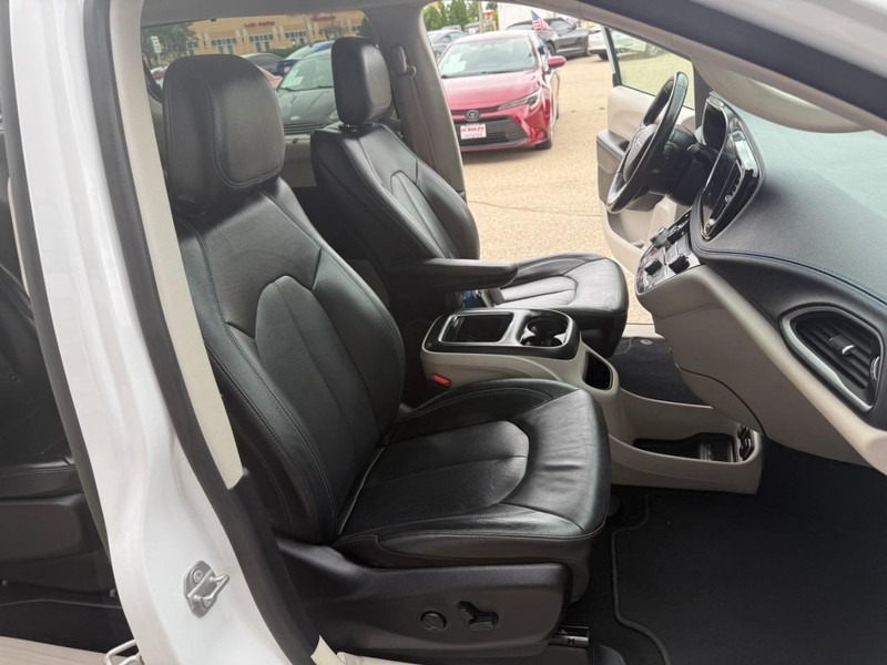 Chrysler Pacifica Vehicle Image 21