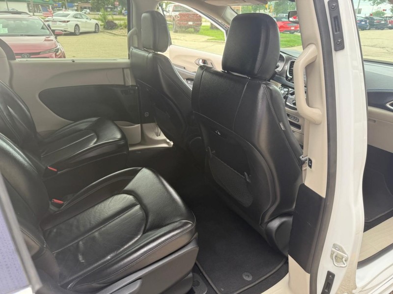 Chrysler Pacifica Vehicle Image 22