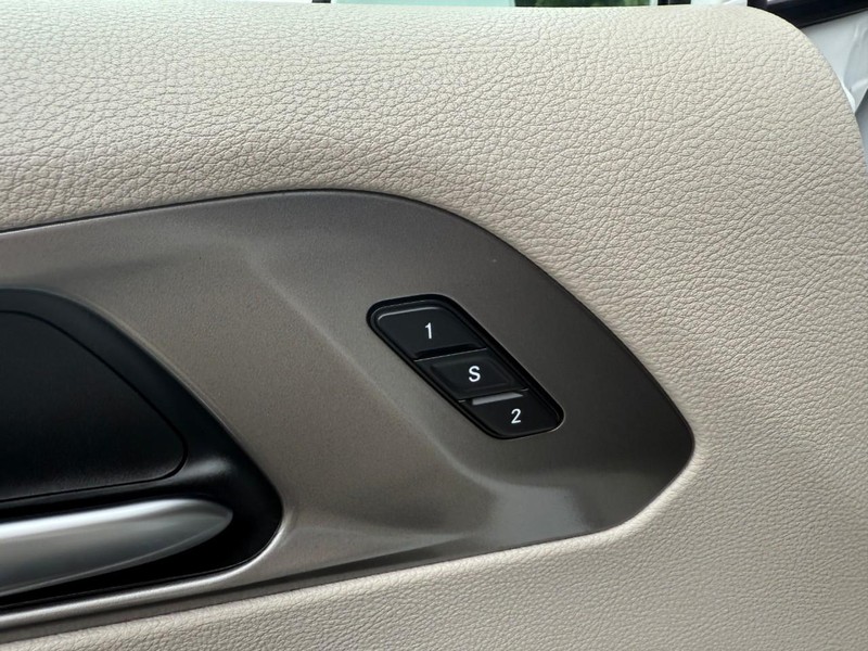 Chrysler Pacifica Vehicle Image 23