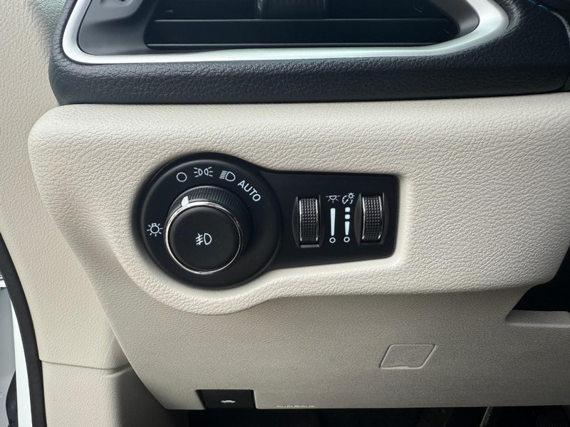 Chrysler Pacifica Vehicle Image 25