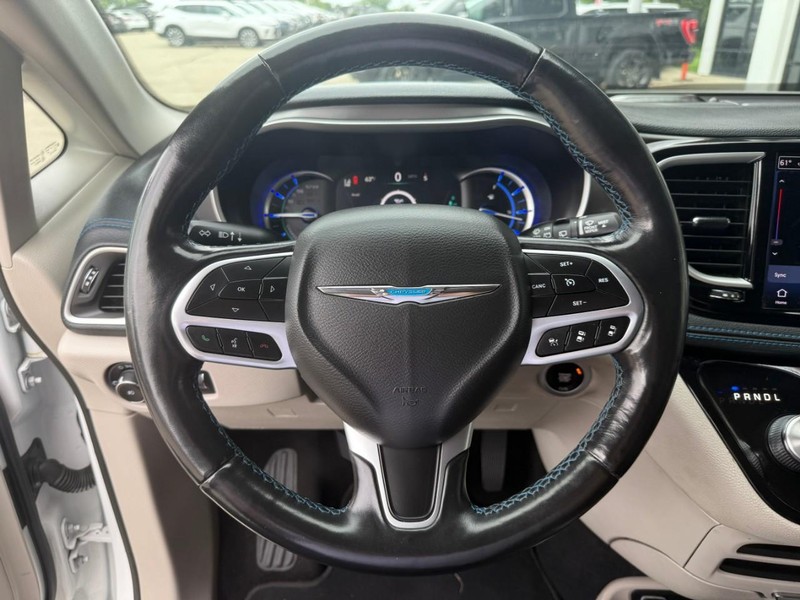 Chrysler Pacifica Vehicle Image 26