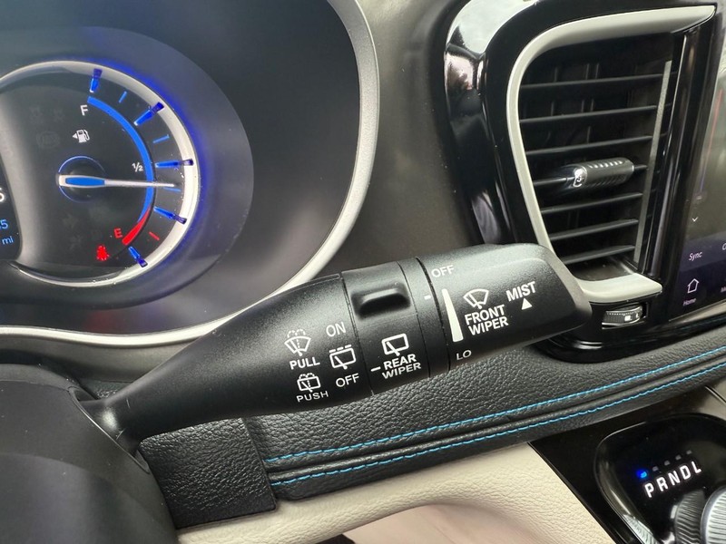 Chrysler Pacifica Vehicle Image 29