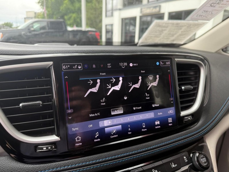 Chrysler Pacifica Vehicle Image 31