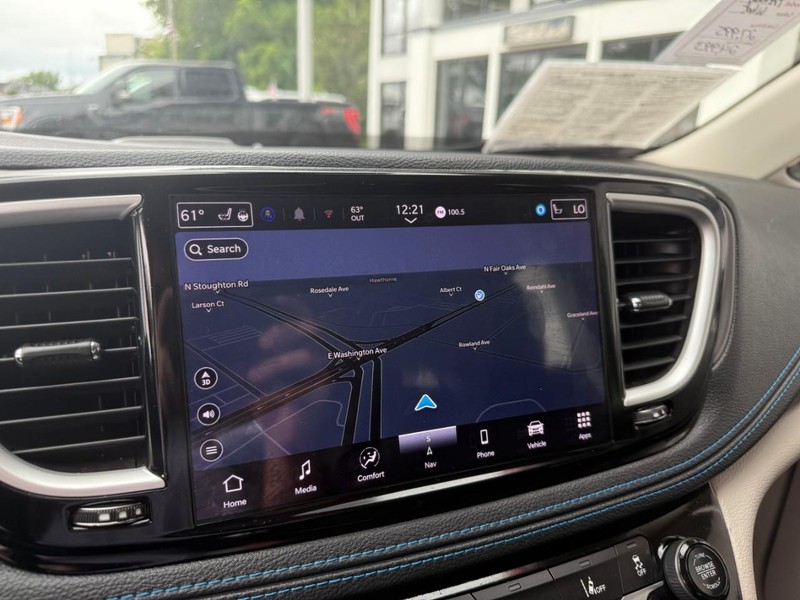 Chrysler Pacifica Vehicle Image 32
