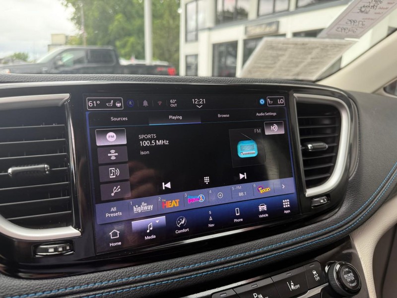 Chrysler Pacifica Vehicle Image 33
