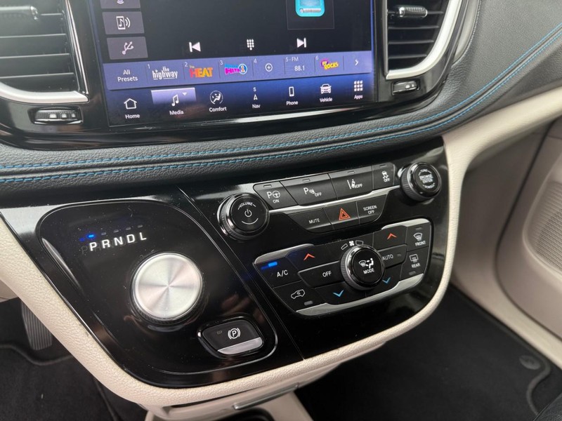 Chrysler Pacifica Vehicle Image 36