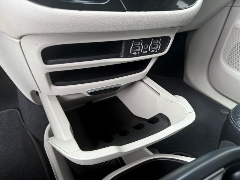 Chrysler Pacifica Vehicle Image 38