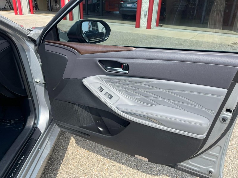 Toyota Avalon Hybrid Vehicle Image 13